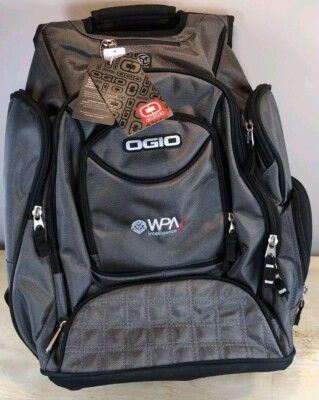 Grå Ogio rygsæk til udstyr med WPA Intelligence logo og prismærke.
